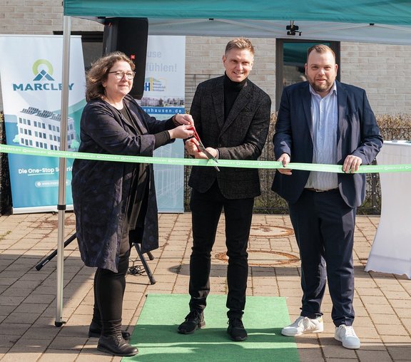 Anja Ritschel, Constantin Heinze und Florian Schnipkoweit eröffnen die Solarstromversorgung aus Photovoltaik.