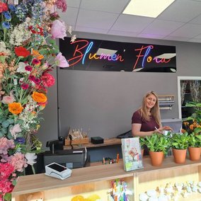 Flora Baruti in Ihrem Ladengeschäft für Blumen
