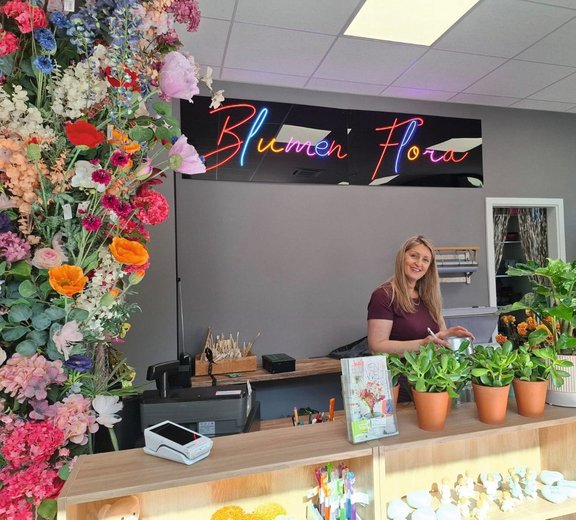 Flora Baruti in Ihrem Ladengeschäft für Blumen