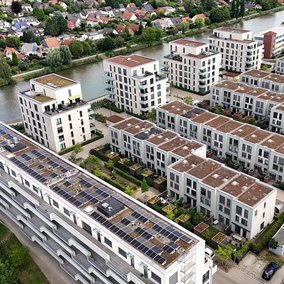 Perspektive von oben auf Dächer mit Photovoltaik