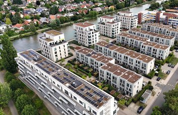 Perspektive von oben auf Dächer mit Photovoltaik