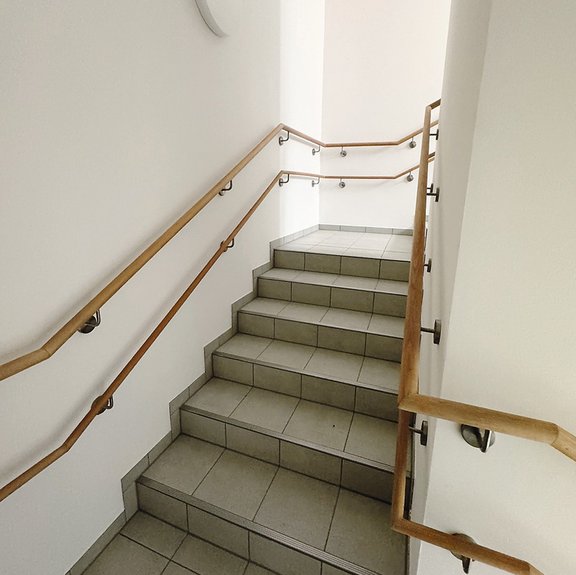 Treppenhaus mit zwei Handäuafen – für Erwachsene und für Kinder