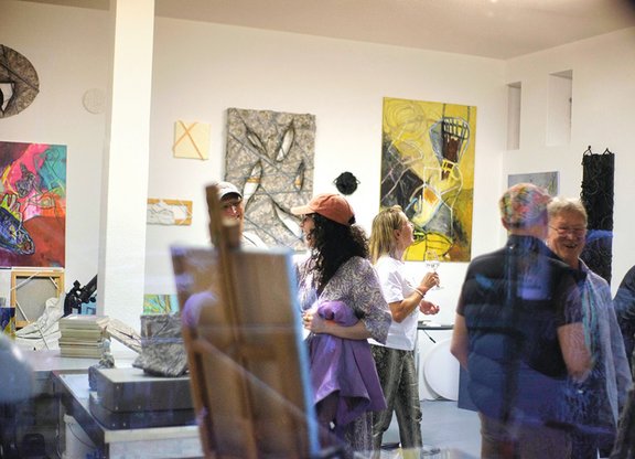 Einblick in die Galerie artlab-studio, Menschen und Staffelei