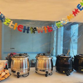 Warmhaltetöpfe auf dem Buffet des Mieterfestes