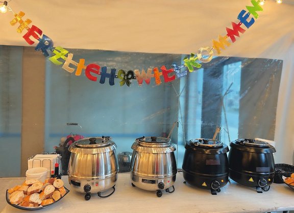 Warmhaltetöpfe auf dem Buffet des Mieterfestes