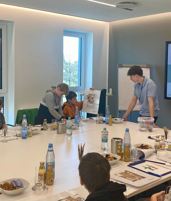 zwei Schüler im Besprechungsraum der WGH