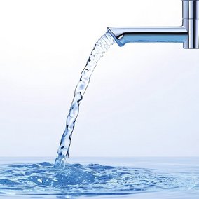 Wasserhahn, aus dem frisches Wasser läuft