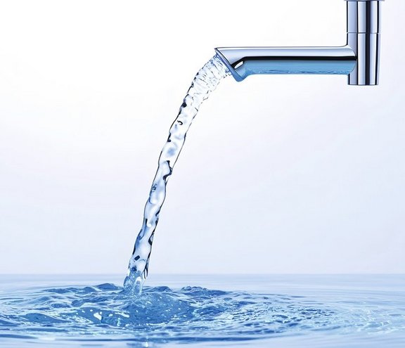 Wasserhahn, aus dem frisches Wasser läuft