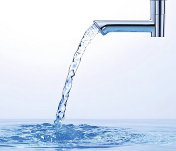 Wasserhahn, aus dem frisches Wasser läuft