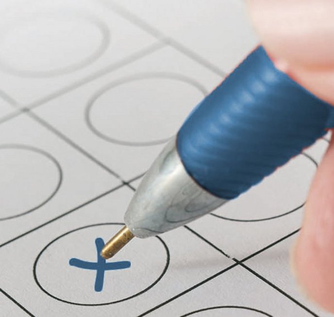 Hand mit Stift kreuzt ein Formular an