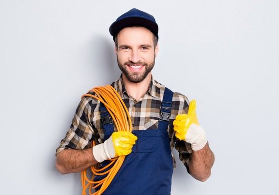 Handwerker mit einer Rolle Glasfaser über der Schulter