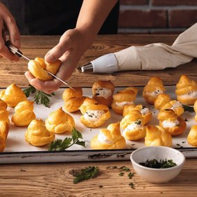 Windbeutel auf einem Blech