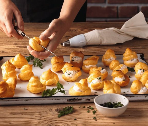 Windbeutel auf einem Blech