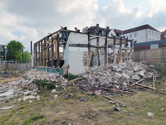 Zurückbau eines Fachwerkhauses: Seitenwände
