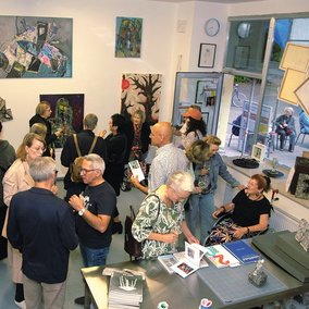 Mehrere Menschen in Galerie