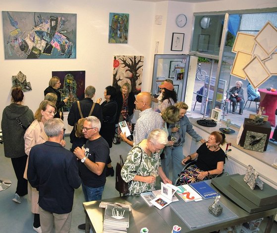 Mehrere Menschen in Galerie