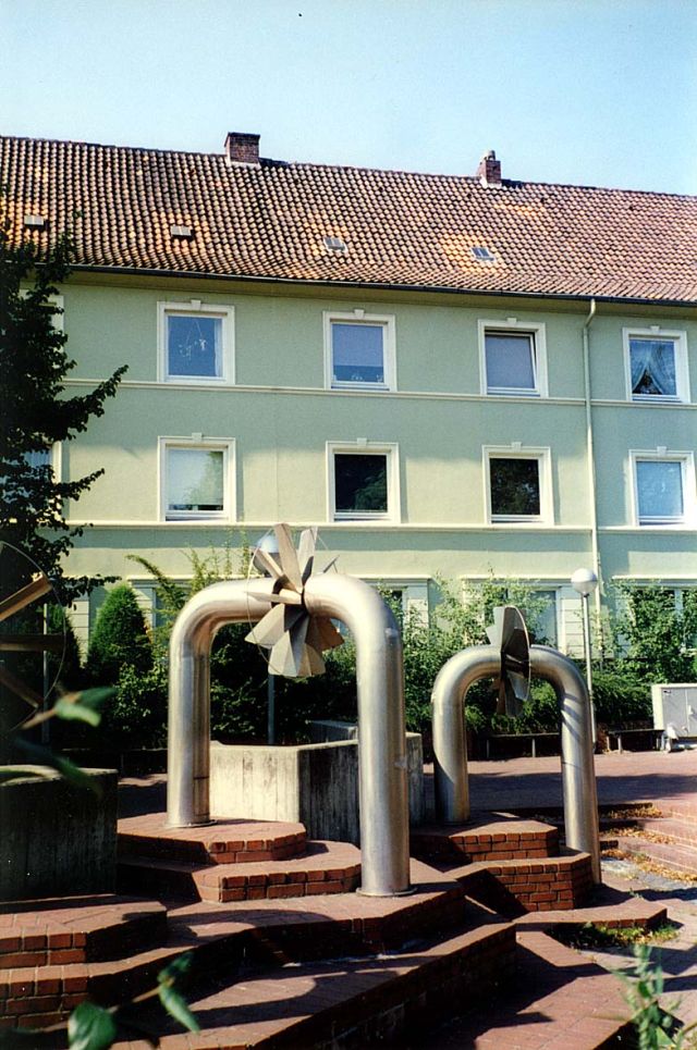Kastanienplatz 2, 4